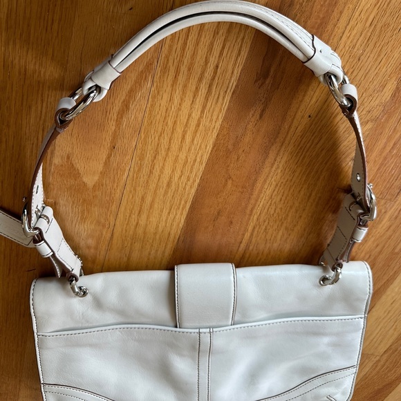 Elegant White Leather Coach Hobo Bag - Picture 4 of 12
